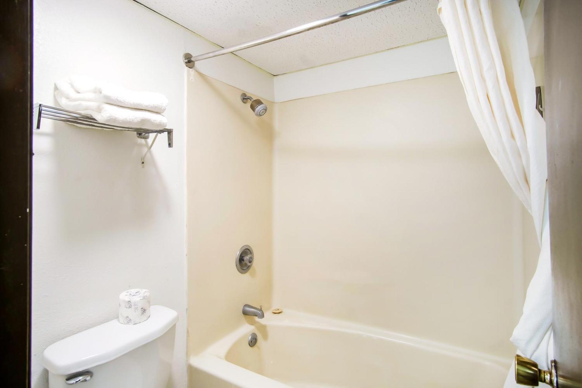 Oyo Hotel Hutchinson West 4Th Ave מראה חיצוני תמונה