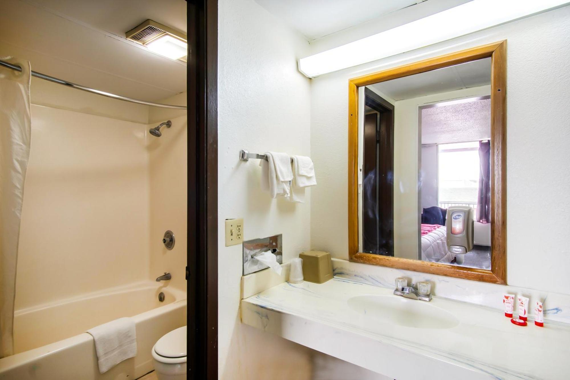 Oyo Hotel Hutchinson West 4Th Ave מראה חיצוני תמונה