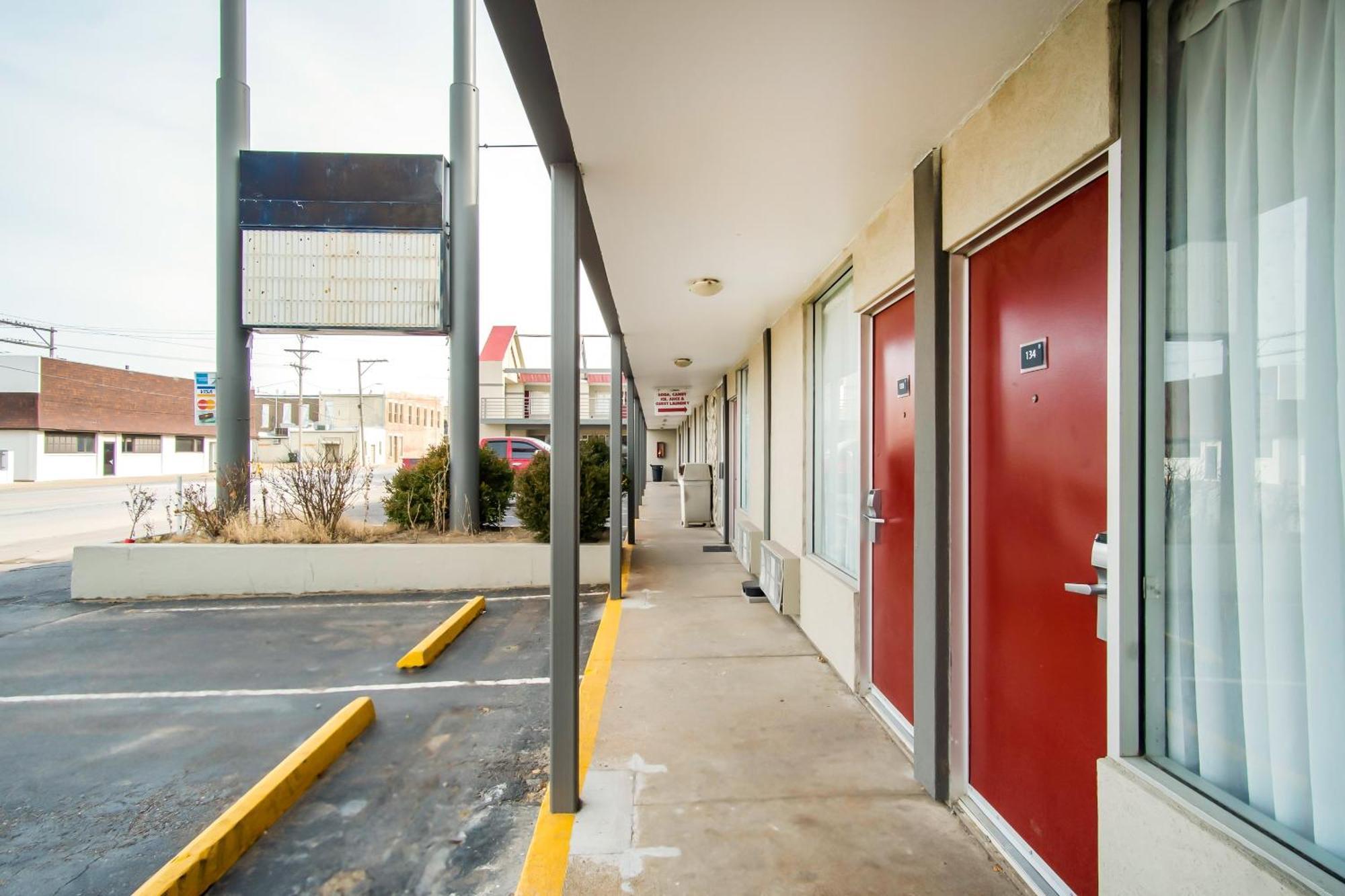 Oyo Hotel Hutchinson West 4Th Ave מראה חיצוני תמונה
