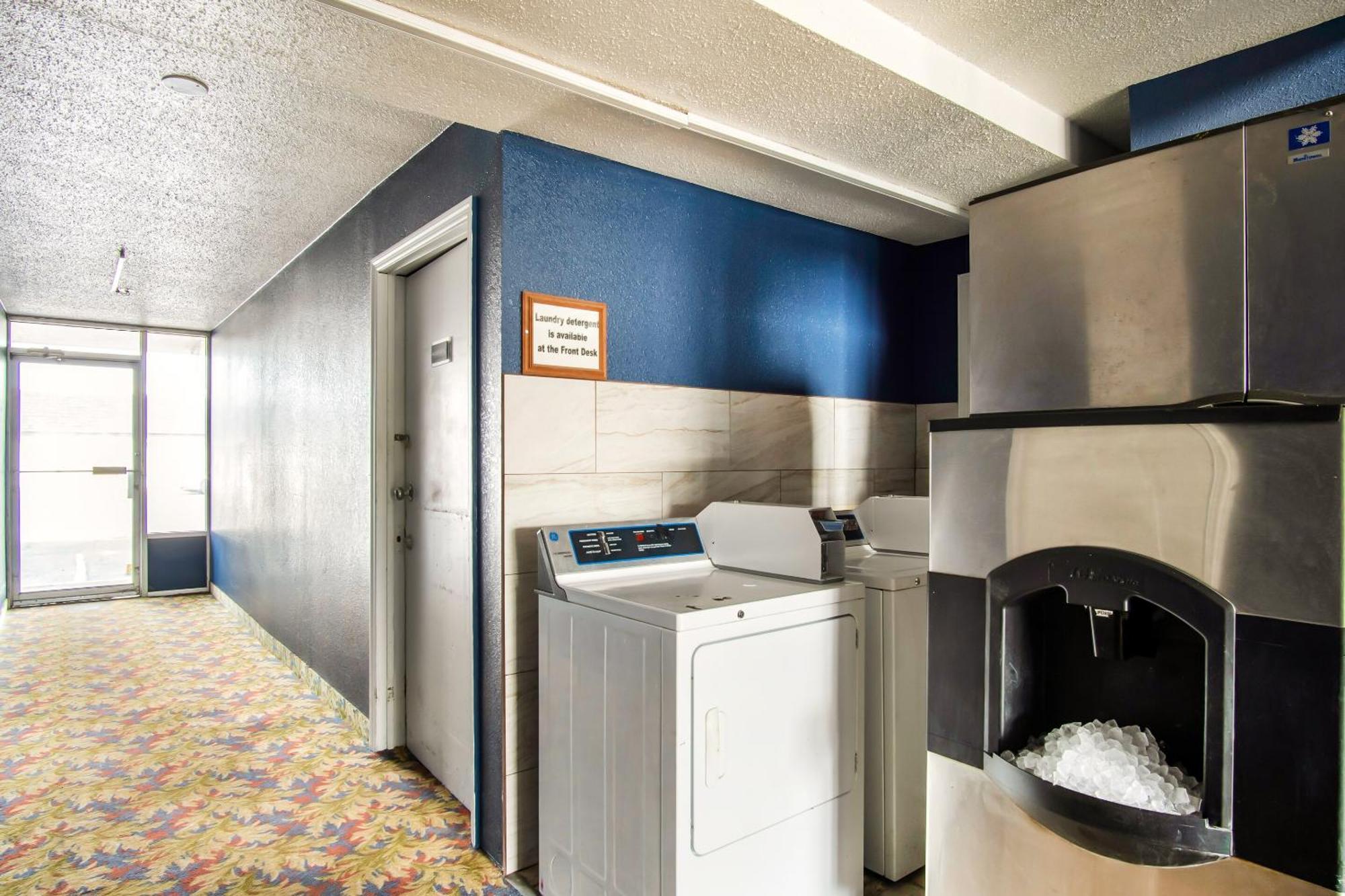 Oyo Hotel Hutchinson West 4Th Ave מראה חיצוני תמונה
