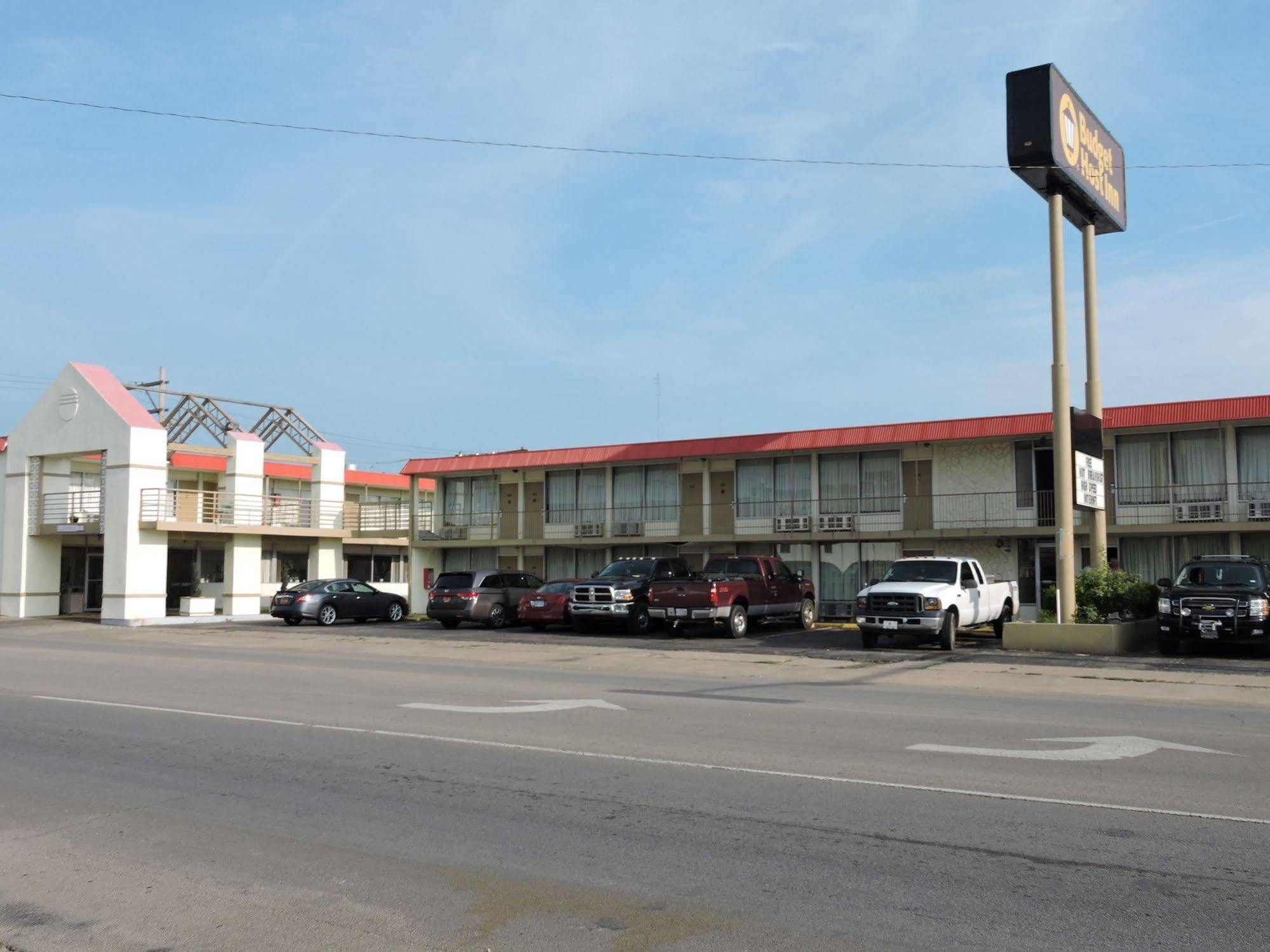 Oyo Hotel Hutchinson West 4Th Ave מראה חיצוני תמונה