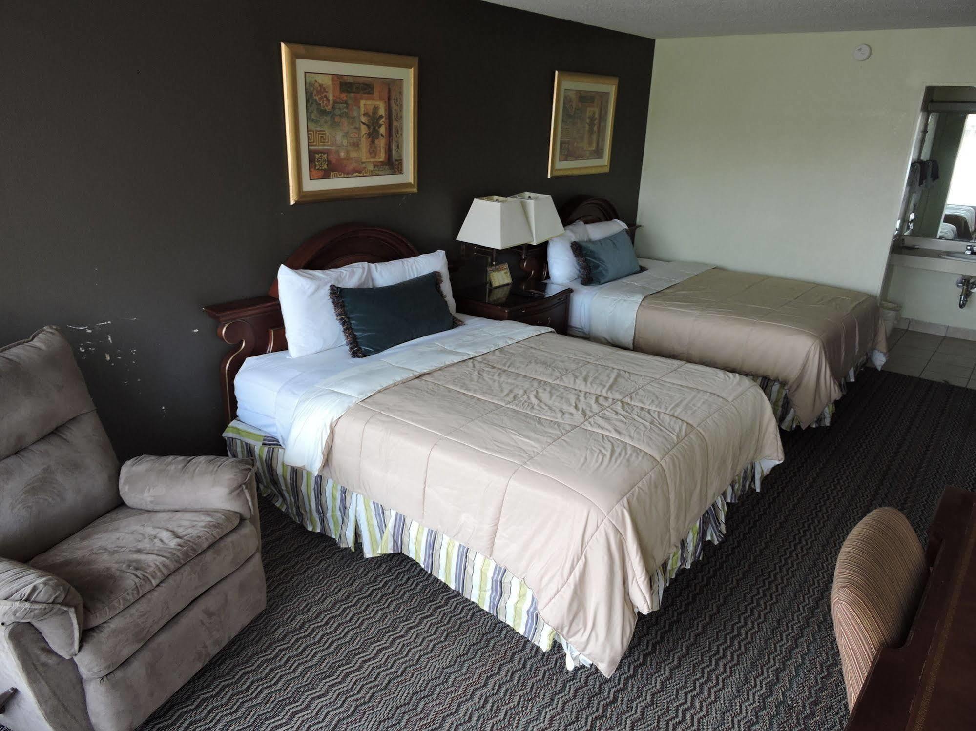 Oyo Hotel Hutchinson West 4Th Ave מראה חיצוני תמונה
