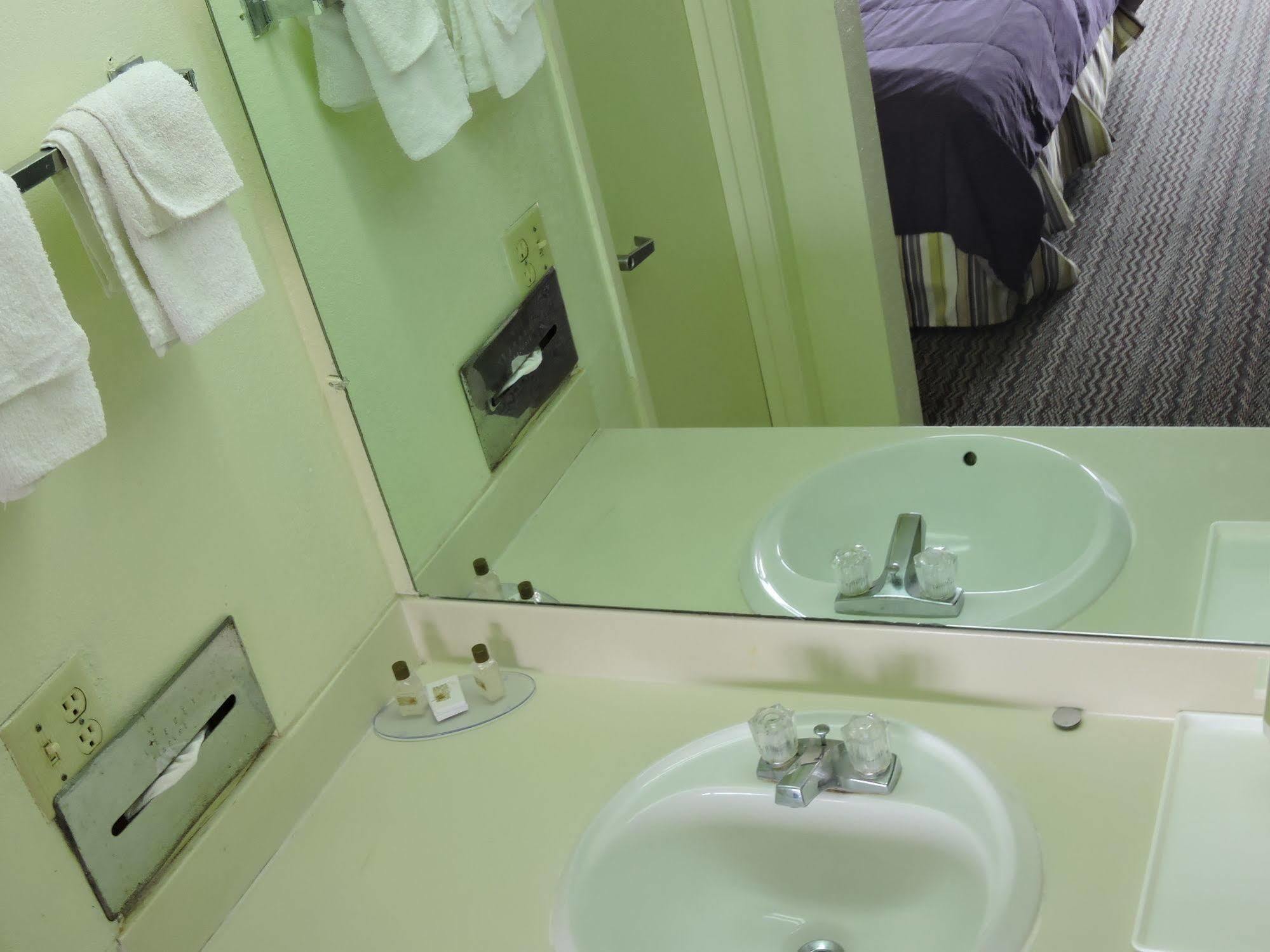 Oyo Hotel Hutchinson West 4Th Ave מראה חיצוני תמונה